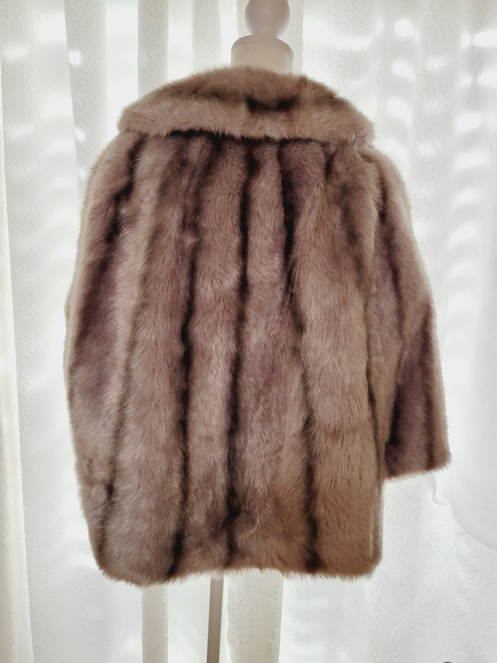 Vintage Luxurious Grey Faux Fur Short Cape- Elegant Women's Jacket - Picture 6 of 7